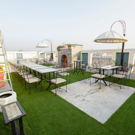 Hotel Sahibs Lighthouse - Swimming Pool Агра Екстериор снимка